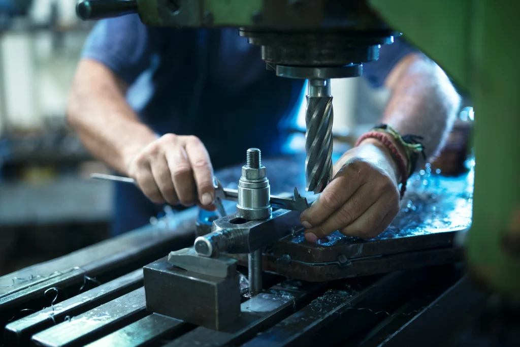lavoratore all'opra con un calibro che prende le misure